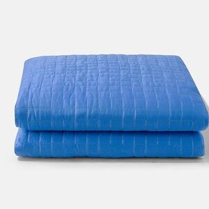 Twin sized, cooling, weighted blanket. New, never used. 15lb